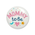 Κοντινή λήψη λευκής κονκάρδας Mommy to be με μπλε και ροζ γράμματα για baby shower - Μελλοντική μαμά