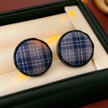 Vue rapprochée de boucles d'oreilles rondes en tissu à carreaux bleus en boîte - Aiguille en argent / Bleu