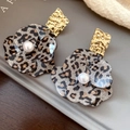 Pendientes vintage flor leopardo con tuerca dorada cuadrada y perla de imitación - Dorado-Gris