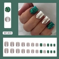 Kurze eckige künstliche Nägel in Aurora Dunkelgrün mit Glitzer und Silber-Metallic - W1409 Aurora Elf (Klebestil)