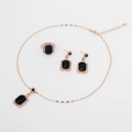 Details des Gold-Schmucksets mit rechteckigen schwarzen Edelsteinen und glänzenden Kristallen - Schwarz (Set)