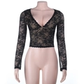 Detaillierte Nahaufnahme der zarten Spitzenstruktur und des V-Ausschnitts dieses schwarzen Crop-Tops - XS / Schwarz
