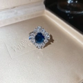 Detailansicht eines luxuriösen Blumenrings mit blauem Edelstein und Zirkon-Blüten - Retro Wassertropfen Radial Stil / Silber-Blau