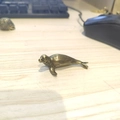 Antike Seehund-Figur aus Messing als kunstvolles Dekostück auf einem Holztisch - Seehund Typ B