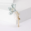 Detail einer hellblauen Emaille-Blumenbrosche mit Goldstiel und eleganter weißer Perle - Hellblau
