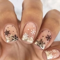Details von Nude-Nägeln mit Goldglitzer-Verlauf und winterlichen Schneeflocken-Mustern - Nude Basis goldener Schneeflockenstil (LC175) / Gelee-Kleber Werkzeugset (24 Stück/Packung)