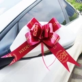 Rode trouwauto strik met gouden Xi-teken op een witte autospiegel voor huwelijksdecor - Letterstijl / 100 stuks verpakking / Bordeauxrood