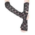 Détail de gants longs sans doigts en dentelle noire avec motifs floraux et volants - Taille unique rallongée 45 cm (emballage sur carte) / Noir
