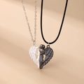 Detalle de colgantes de corazón con alas de ángel magnéticos en plata y negro sobre fondo - Plata Mate/Negro Mate