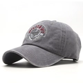 Detalle de gorra de béisbol de algodón lavado vintage con parche bordado militar - Gris