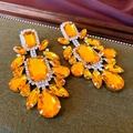 Detailaufnahme von orangefarbenen rechteckigen Kristallen an silbernen Ohrringen - Wassertropfen-Ohrhänger / Champagner (925 Silberstift)