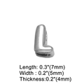 Vista dettagliata del ciondolo lettera L argento con dimensioni 7mm x 5mm, finitura lucida - Lettera L