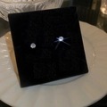 Orecchini magnetici minimalisti con zirconi in argento su cuscino di velluto nero - 5mm / Argento