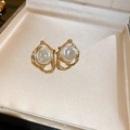 Primer plano de pendientes vintage dorados con marcos irregulares y perlas en caja de terciopelo - Pin de plata 925 / Pendientes Geométricos de Perlas Doradas
