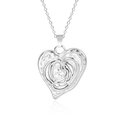 Vista macro de colgante de corazón en plata con diseño de capas y acabado texturizado - Collar con Colgante / Plateado