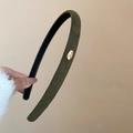 Détail du serre-tête en velours olive foncé avec plaque métallique gravée Love - Vert