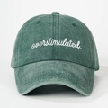 Vintage gewassen groene katoenen baseballpet met witte overstimulated borduurtekst - Donkergroen