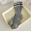 Calze a coste grigio chiaro con doppie strisce classiche nere e bianche sui polsini - Taglia unica / Grigio chiaro