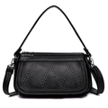 Damen Vintage-Umhängetasche aus schwarzem Leder mit Metallnieten-M-Dekor und Riemen - Schwarz