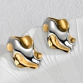 Boucles d'oreilles abstraites en métal liquide bicolore or et argent sur plateau - Style Vague Liquide (OLBE894)