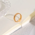 Vista dettagliata di un anello in acciaio inossidabile placcato oro 18k con design a zig-zag - Anello Aperto con Trama Ossea