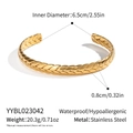 Nahaufnahme der goldenen Weizengeflecht-Textur auf Edelstahl-Armreif mit Maßen - Gold Geflochtener Weizen Stil (YYBL023042)