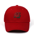 Gros plan sur une casquette en coton rouge avec broderie de rose détaillée devant - Bordeaux