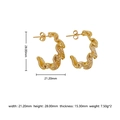 Orecchini a C dorati con texture stropicciata irregolare e dimensioni dettagliate - Oro