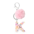 Llavero letra K de resina con pompón rosa y lentejuelas en forma de corazón - Letra K