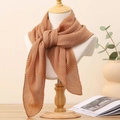 Détail d'un foulard plissé en coton et lin orange drapé sur un mannequin en bois - Foulard Carré Plissé / 80-100cm / Abricot