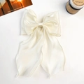 Détail de l'élégante pince à cheveux nœud en organza crème avec de longs rubans fluides - Nœud en Ruban de Soie Brillant / Blanc Cassé