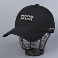 Dettaglio del ricamo bianco e delle cuciture su un cappellino da baseball nero - M (56-58cm) / Nero