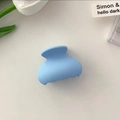 Detail einer hellblauen matten Haarklammer auf weißem Untergrund mit Tulpenszenario - Himmelblau