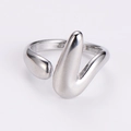 Dettaglio dell'anello a V in acciaio inossidabile argento con design moderno minimalista - US 6 / Color Acciaio