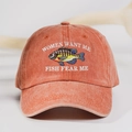 Detail einer bestickten orangefarbenen Baumwoll-Baseballkappe mit Fischmotiv und Text - Einheitsgröße / Orange