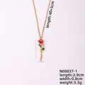 Ketting met 3D rode roos hanger en groene blaadjes aan een gouden schakelketting - Rode Roos