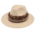 Λεπτομέρεια μπεζ καπέλου fedora με καφέ φτερά και vintage χρυσές χάντρες σε σχήμα κρανίου - Μπεζ (φτερά Κρανίου)