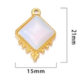 Dettaglio pendente quadrato in pietra naturale con bordo oro, misura 21mm per 15mm - Bianco