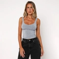 Detail van de grijze gebreide camisole-textuur en slim fit design met jeans - S / Grijs