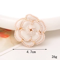 Makroaufnahme der 4,7cm Camellia-Blume mit Goldrahmen und Perlen für DIY-Zubehör - Wolkenweiß Kamelie Groß