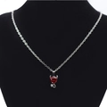 Collier avec pendentif cœur de démon en zircon rouge et chaîne argentée sur mannequin - Rouge