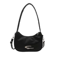 Bolso media luna de nailon negro con logo metálico plateado y correa ajustable - Negro