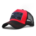 Detail der rot-schwarzen Trucker-Mütze mit Style-Stickerei und roten Krempennähten - Rot & Schwarz (Style Patch) / Rot