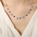 Collana con ciondolo a conchiglia argento e zirconi colorati indossata su modella - Collana color acciaio-40+5cm
