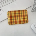Gedetailleerd bovenaanzicht van een geel geruit canvas tasje voor lipstick en munten - Bubbel Oranje-Geel Raster