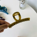 Détail de la pince à cheveux française ambre translucide avec un ressort en métal doré - Vert Jaune Gelée-Moyen Droit-Boucle Papillon (9cm)