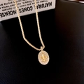 18 Karat vergoldete ovale Halskette mit Fleur-de-Lis-Anhänger und Zirkonia-Besatz - Ovaler Fleur-de-lis Anhänger Halskette / 24k Vergoldetes Gold