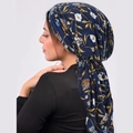 Detail eines dunkelblauen Turban-Kopftuchs mit floralem Muster und langen Bändern für Damen - Navy mit Blättern