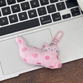 Détail d'un pendentif chat en peluche à pois roses avec un fermoir en métal assorti - Chat Rose