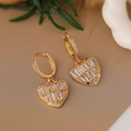 Eleganti orecchini a cuore in oro 18K con pietre di zircone rettangolari lucide - Cuore Dorato (44447)